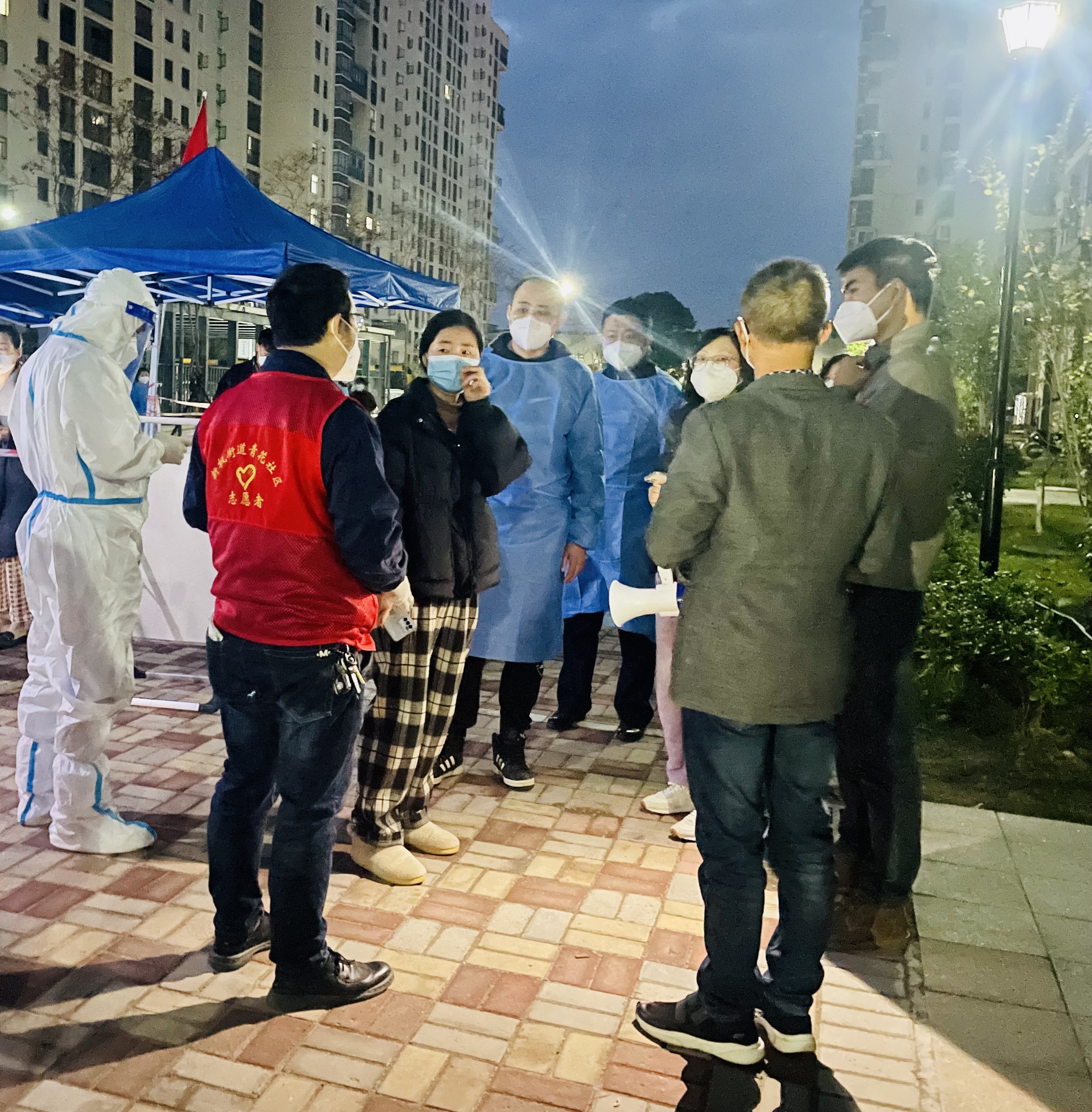 凌晨5點商議核酸秩序維護(hù)點位.jpg 凌晨5點商議核酸秩序維護(hù)點位.jpg