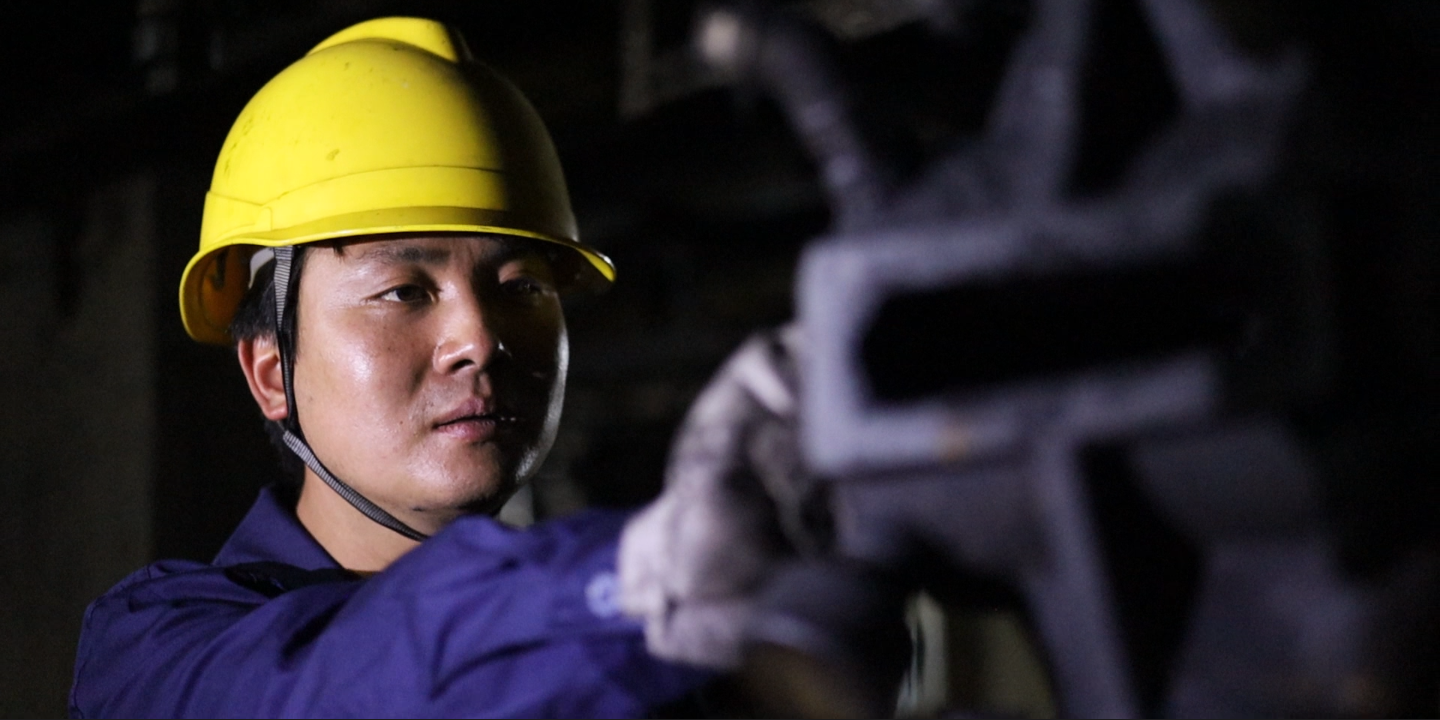 丁洪毅在焦爐地下室巡檢.jpg 丁洪毅在焦爐地下室巡檢.jpg