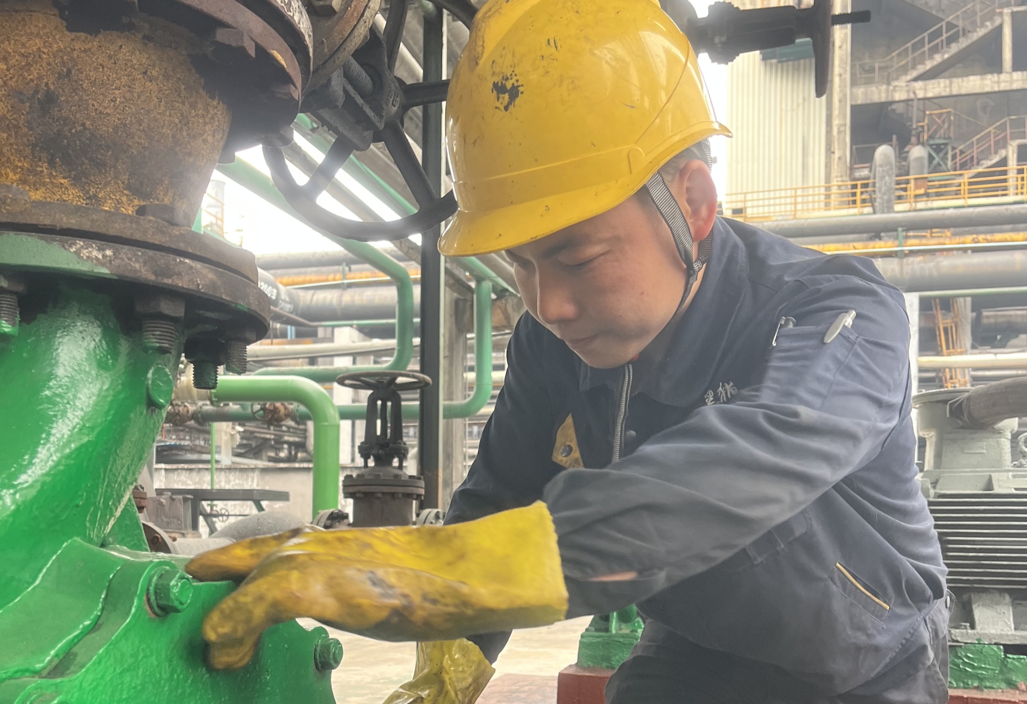 饒智武在現(xiàn)場(chǎng)檢修設(shè)備 (2).jpg 饒智武在現(xiàn)場(chǎng)檢修設(shè)備 (2).jpg