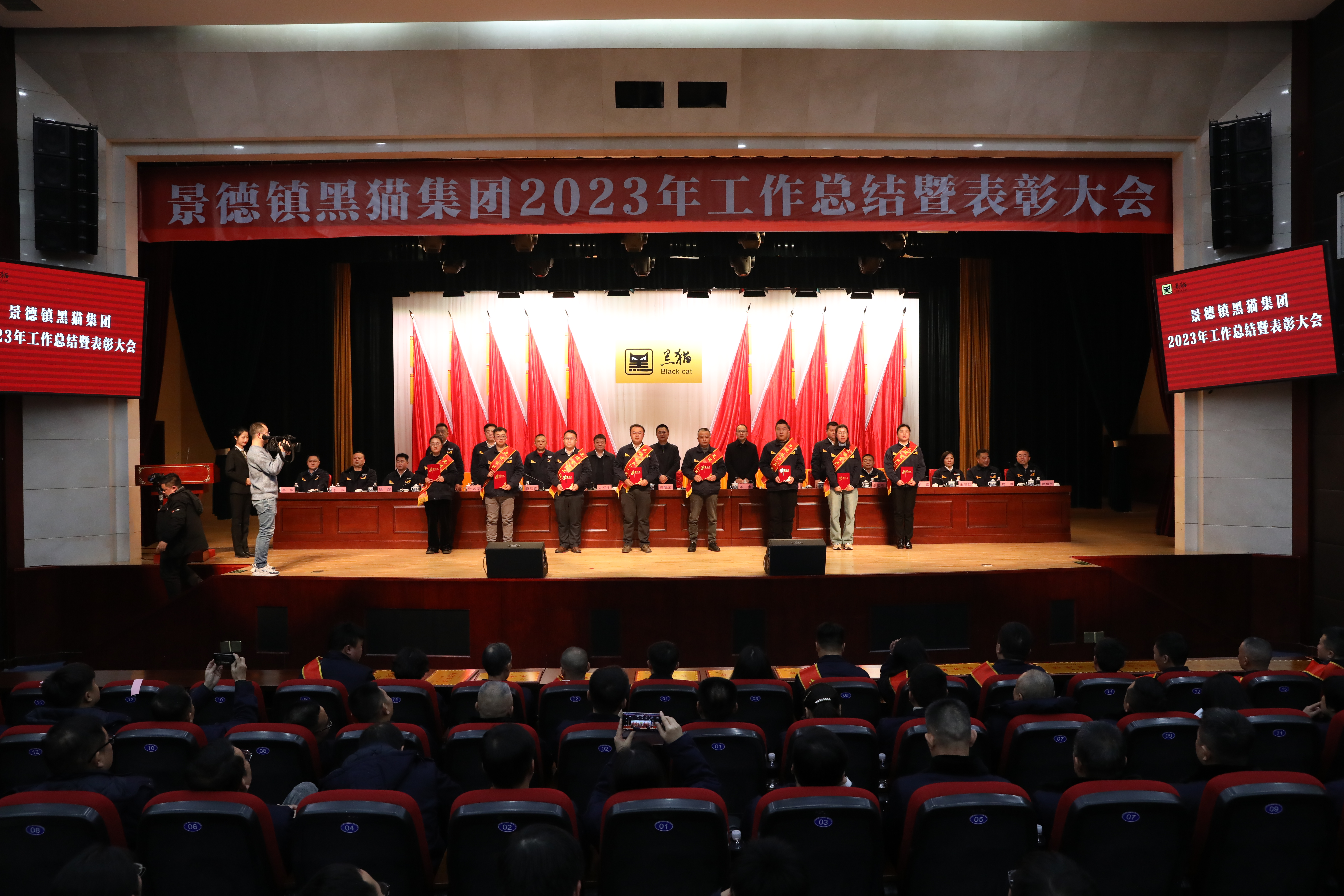 11先進(jìn)生產(chǎn)工作者.jpg 11先進(jìn)生產(chǎn)工作者.jpg