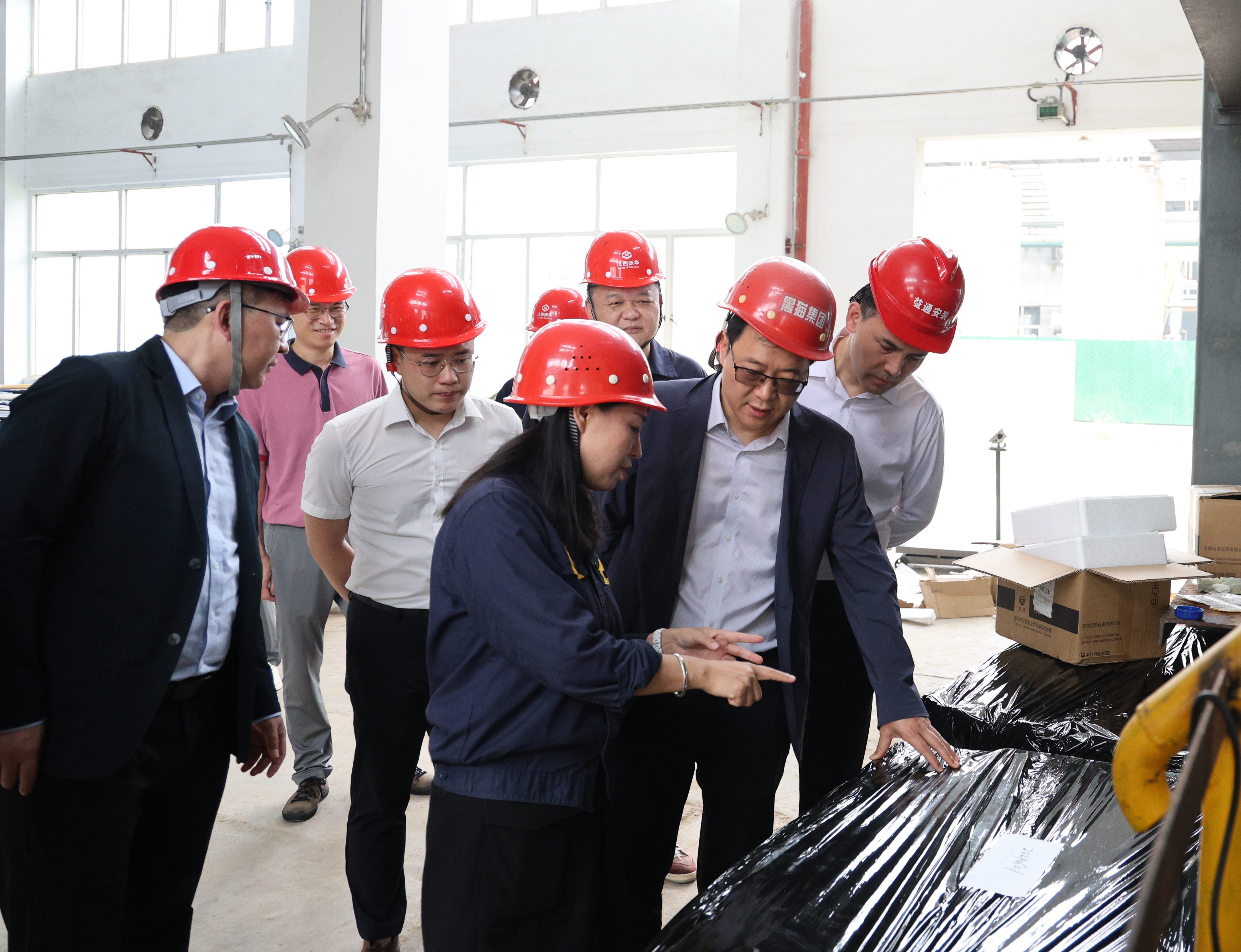 圖2 深入躍華生產(chǎn)現(xiàn)場.jpg 圖2 深入躍華生產(chǎn)現(xiàn)場.jpg