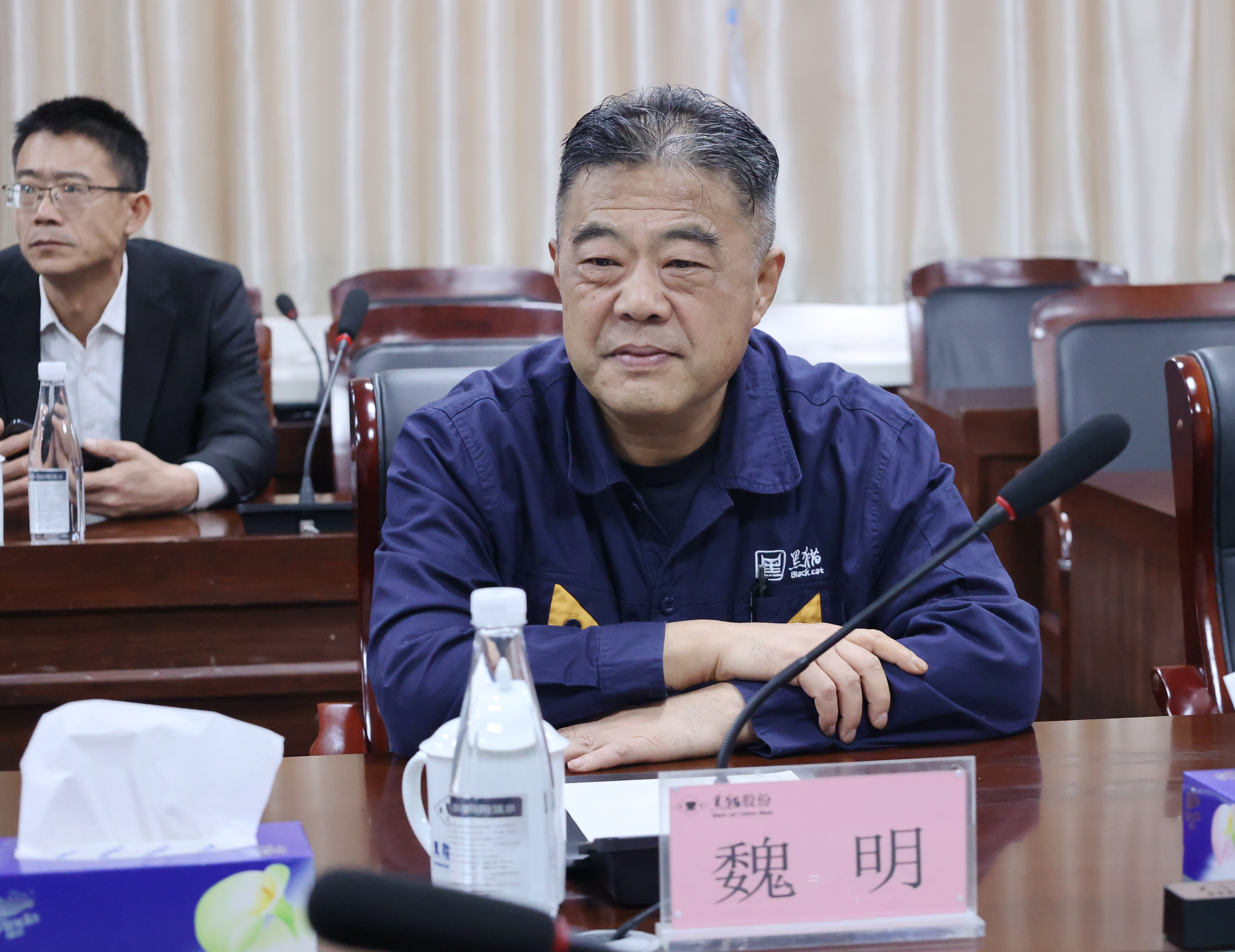 圖5 魏明聽取情況介紹.jpg 圖5 魏明聽取情況介紹.jpg