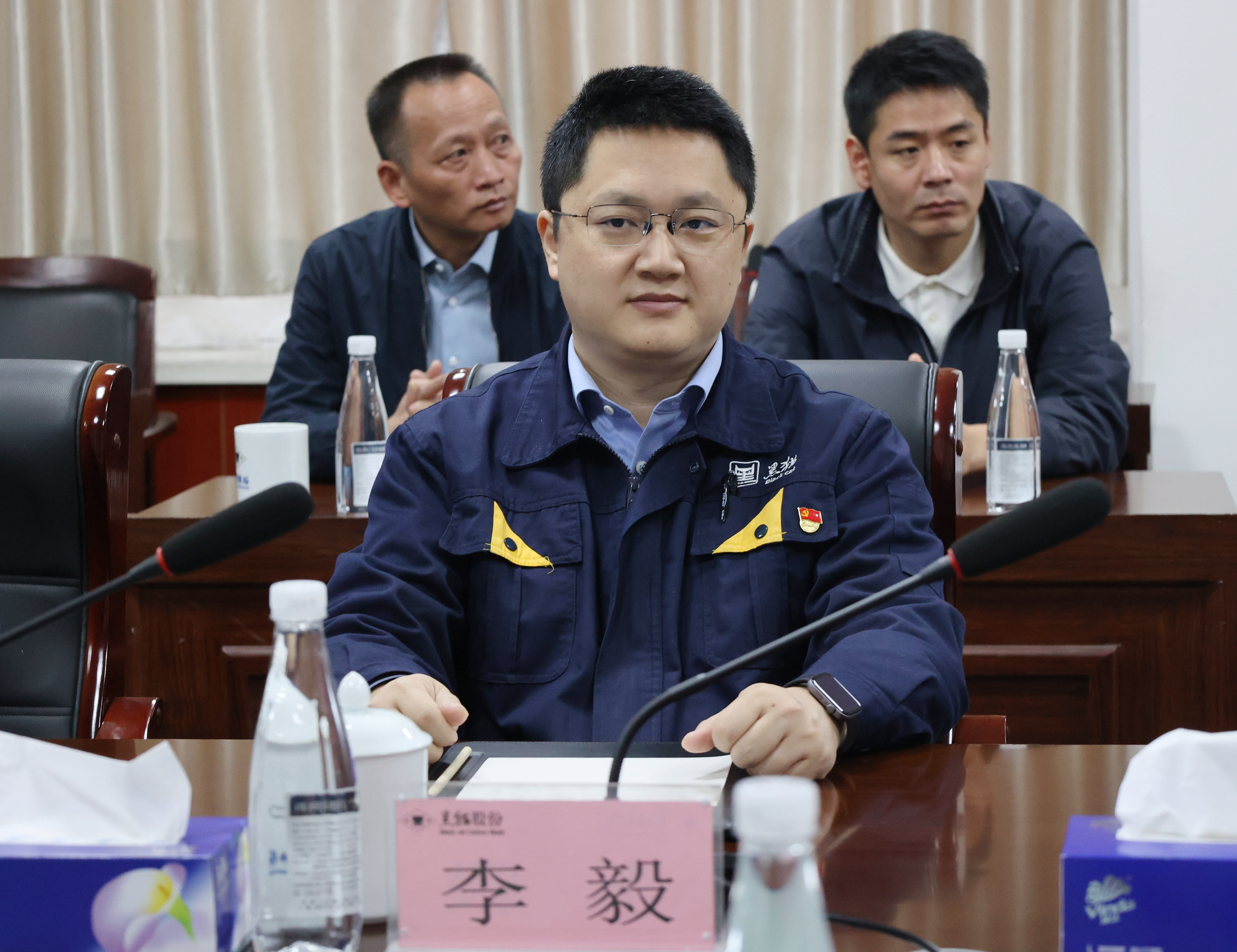 圖6 李毅聽取情況介紹.jpg 圖6 李毅聽取情況介紹.jpg