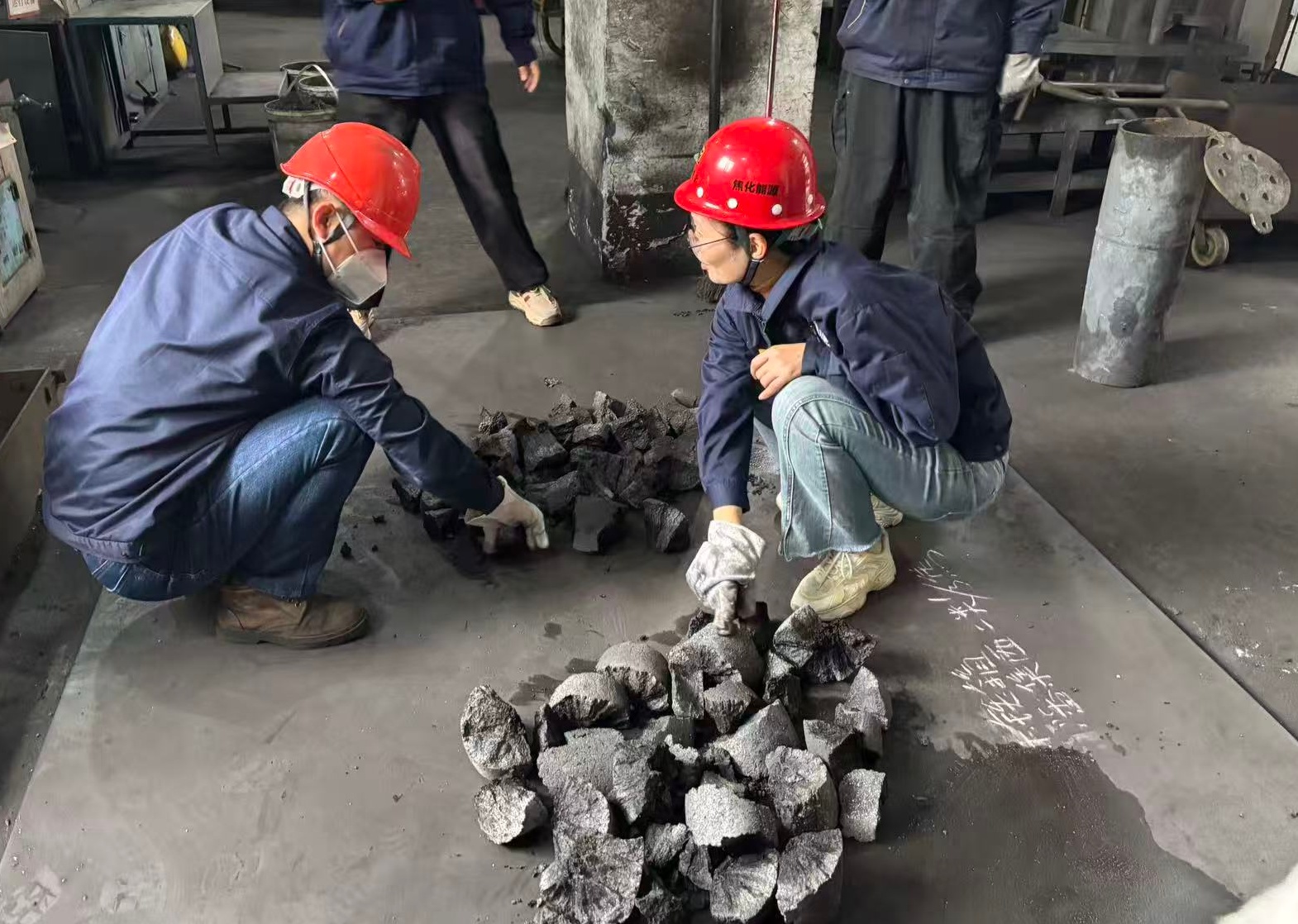 對(duì)焦炭成品進(jìn)行分析 景焦能源公司莫韻攝.jpg