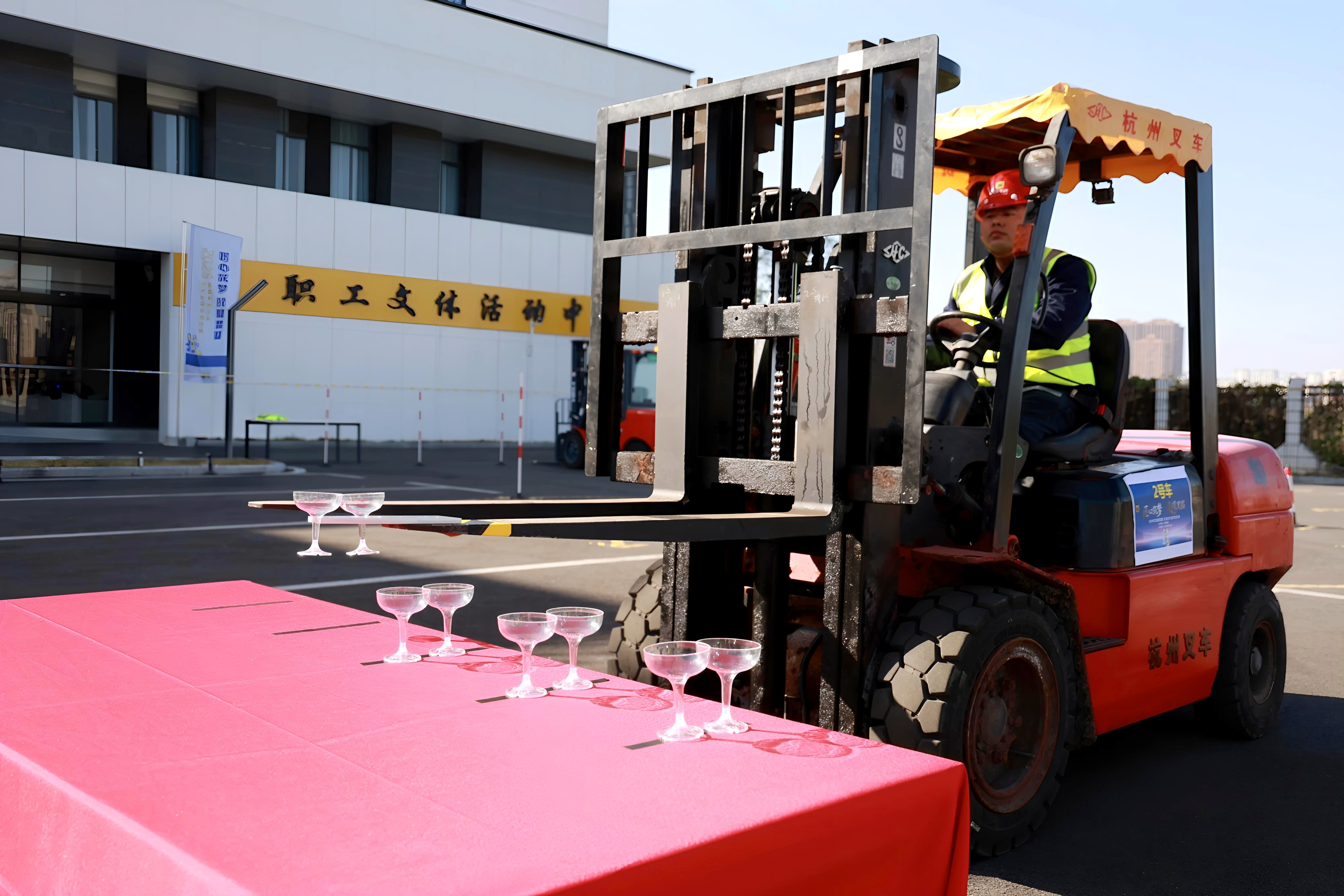 圖2 參賽選手認(rèn)真比賽.jpg